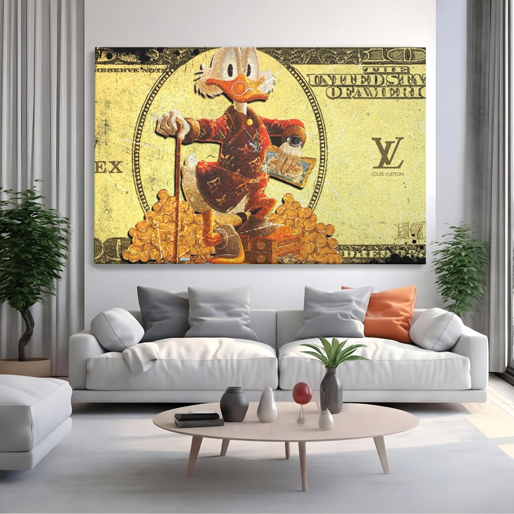 Tablou canvas cu tablou canvas cu personaj disney si bani, fara rama, pe sasiu de lemn, pe perete intr-un living